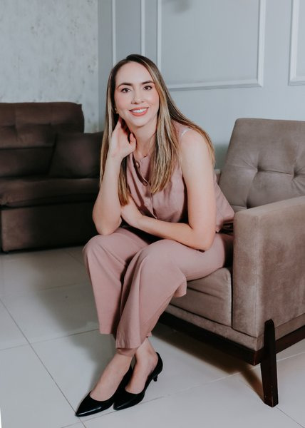 Adriana Ogawa no consultório da Relicário Psicologia em Rondonópolis