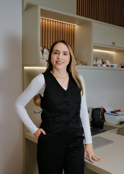 Adriana Ogawa no consultório da Relicário Psicologia