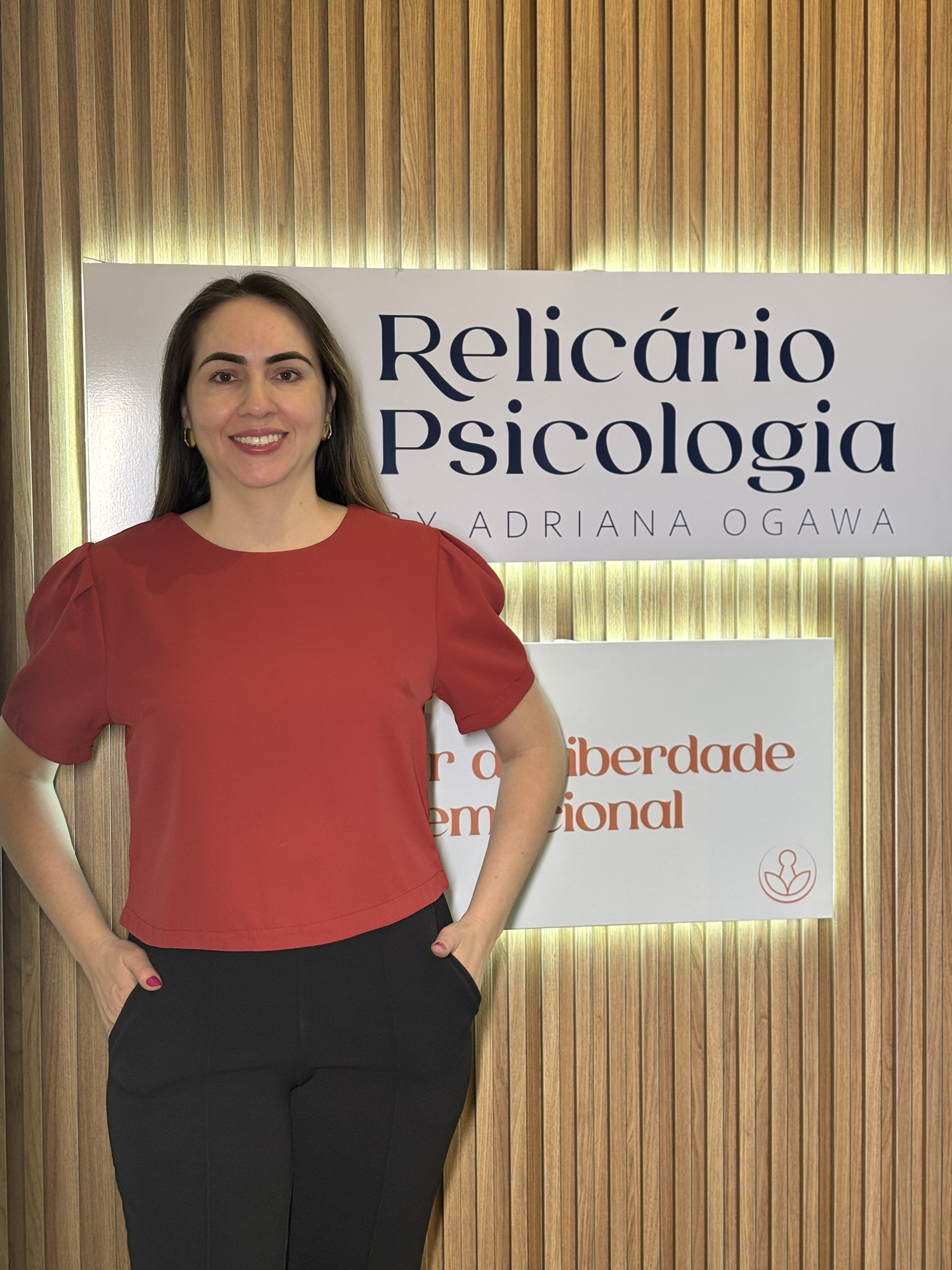 Adriana Ogawa no consultório da Relicário Psicologia, em Rondonópolis